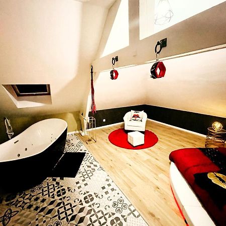 Redroom chambre 50 nuances de grey Douchy-les-Mines Extérieur photo