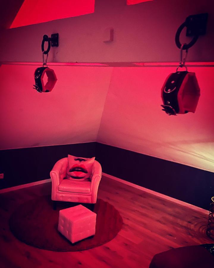 Redroom chambre 50 nuances de grey Douchy-les-Mines Extérieur photo